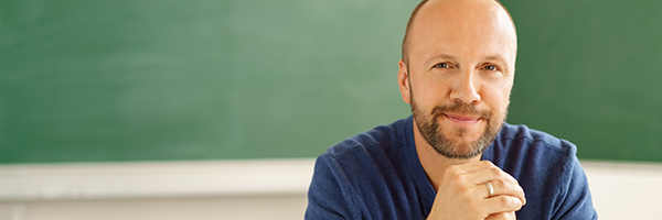 lehrer schaut mit fragendem blick